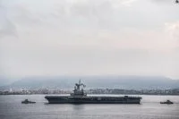 Le porte-avions Charles de Gaulle entre dans le port de Toulon
