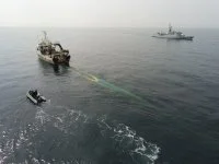 L'aviso Cdt Bouan contrôle un bateau de pêche