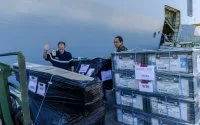 Le BPC Tonnerre embarque du fret humanitaire
