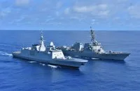 La frégate Bretagne et le destroyer américain USS Dewey
