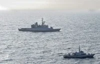 Le Germinal et le patrouilleur côtier togolais Agou