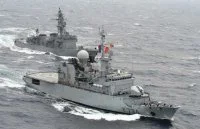 La frégate de surveillance Vendémiaire et la frégate japonaise Abukuma