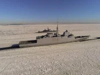La frégate Aquitaine et un chasseur de mines finlandais dans la banquise du golfe de Finlande