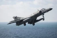 Un Super-Etendard survole l'USS Harry S. Truman