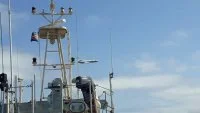 Un avion de surveillance maritime Falcon 50M de la flottille 24F survole un bâtiment des garde-côtes du Cap-Vert