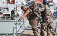 Une équipe de visite tongienne s'entraîne à bord du Vendémiaire