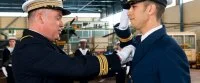 Le CV Luxembourger, commandant la BAN Lanvéoc-Poulmic, remet l’insigne de pilote de l’aéronautique navale au LV Hassan Hamrouden, de la marine royale marocaine