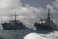 Le Commandant Birot s'entraîne au ravitaillement à la mer avec le chasseur de mines bulgare Tsibar