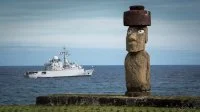 La frégate Prairial et un géant de l'île de Pâques