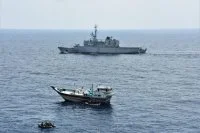 La frégate Surcouf et le boutre suspect