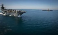 Porte-avions français et américain naviguent côte à côte