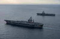 Le porte-avions américain USS Dwight D. Eisenhower et Charles de Gaulle naviguent en formation