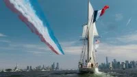 A New-York, la goélette Belle-Poule est survolée par la patrouille de France