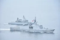 La frégate Surcouf et la frégate malaisienne Lekir