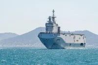 Le porte-hélicoptères Tonnerre en rade de Toulon