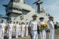 Le BPC Tonnerre rend hommage aux sous-mariniers du Phénix