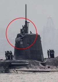 Les dégâts subis par le HMS Ambush, localisés au niveau du kiosque (massif)