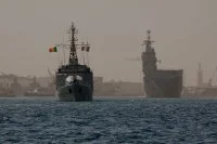 Le BPC Dixmude transite escorté par le LV Le Hénaff