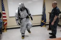 Un marin américain teste un prototype de combinaison de protection contre la vapeur