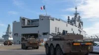 Des éléments de la 6e Brigade légère blindée embarquent à bord d'un porte-hélicoptères