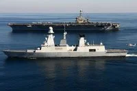 Le Chevalier navigue aux côtés du porte-avions USS John C. Stennis