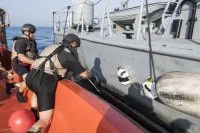 Un plongeur-démineur inspecte la coque àa la recherche de charges explosives