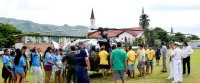 L'Alouette III du Prairial posé devant le collège de Papara