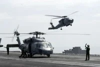 Des hélicoptères US déposent des officiers français sur le John Stennis