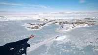 Le patrouilleur polaire L’Astrolabe s'approche de la station Dumont d'Urville