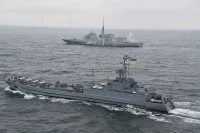 La frégate Auvergne et le LST Yuri Oliferenko de la marine ukranienne
