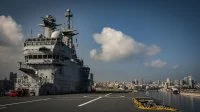 Le porte-hélicoptères Mistral dans le port de Beyrouth (Liban)