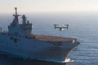 Un aéronef V-22 américain se pose sur le Mistral
