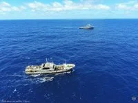 Le Bâtiment de soutien et d’assistance outre-mer (BSAOM) D’Entrecasteaux contrôle un bâteau de pêche