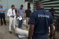 Les ballots de cocaïne sont pesés