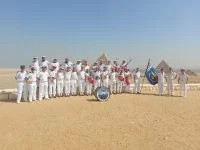 Le bagad de Lann Bihoué se produit devant les pyramides
