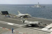 Décollage d'un Super-Etendard et d'un Rafale depuis le pont du porte-avions Charles de Gaulle