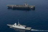 La frégate multi-missions Languedoc et le porte-avions américain Dwight D. Eisenhower