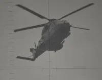 Un hélicoptère NH90 Caïman vu au travers du périscope du Rubis