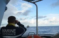 La frégate Nivôse escorte un navire du PAM