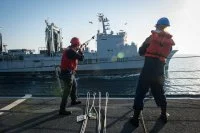 Le pétrolier-ravitailleur Meuse ravitaille un destroyer américain