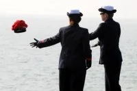 Lancer du bâchis du QM Durand à la mer, recouvert des pompons de ses camarades