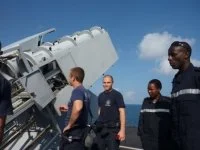 Deux officiers kenyans à bord de la frégate Surcouf
