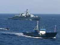 Le chalutier Cristal et le HMS Iron Duke à l'arrière plan