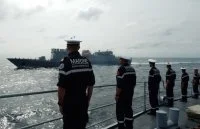 L'équipage aux postes de bande