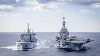 Le porte-avions Charles-de-Gaulle et un bâtiment ravitailleur de forces