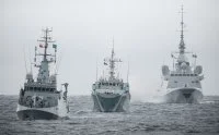 Le patrouilleur polonais ORP Mewa, le navire canadien HMCS Moncton et la frégate française Auvergne