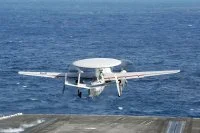 Un Hawkeye E-2D Advanced décolle d'un porte-avions américain