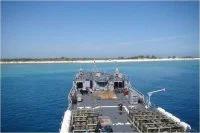 Le bâtiment de transport léger La Grandière ravitaille les îles Éparses