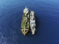 La frégate Germinal effectue un ravitaillement offshore