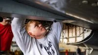 Un mécanicien du porte-avions USS Nimitz effectue des réparations sur un F/A-18